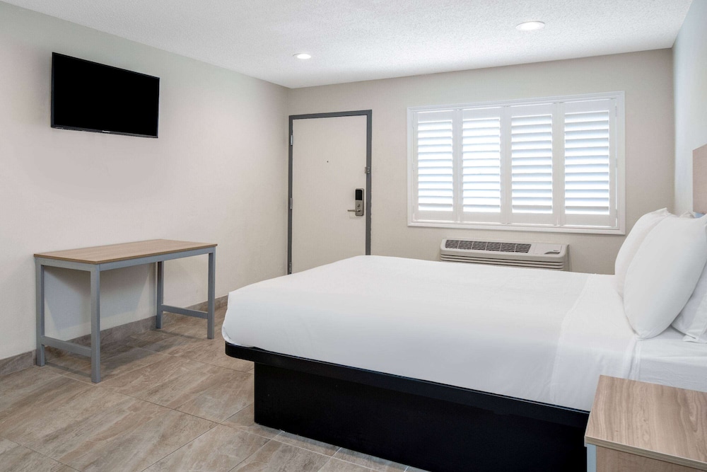 Super 8 by Wyndham Bakersfield CA 20/48