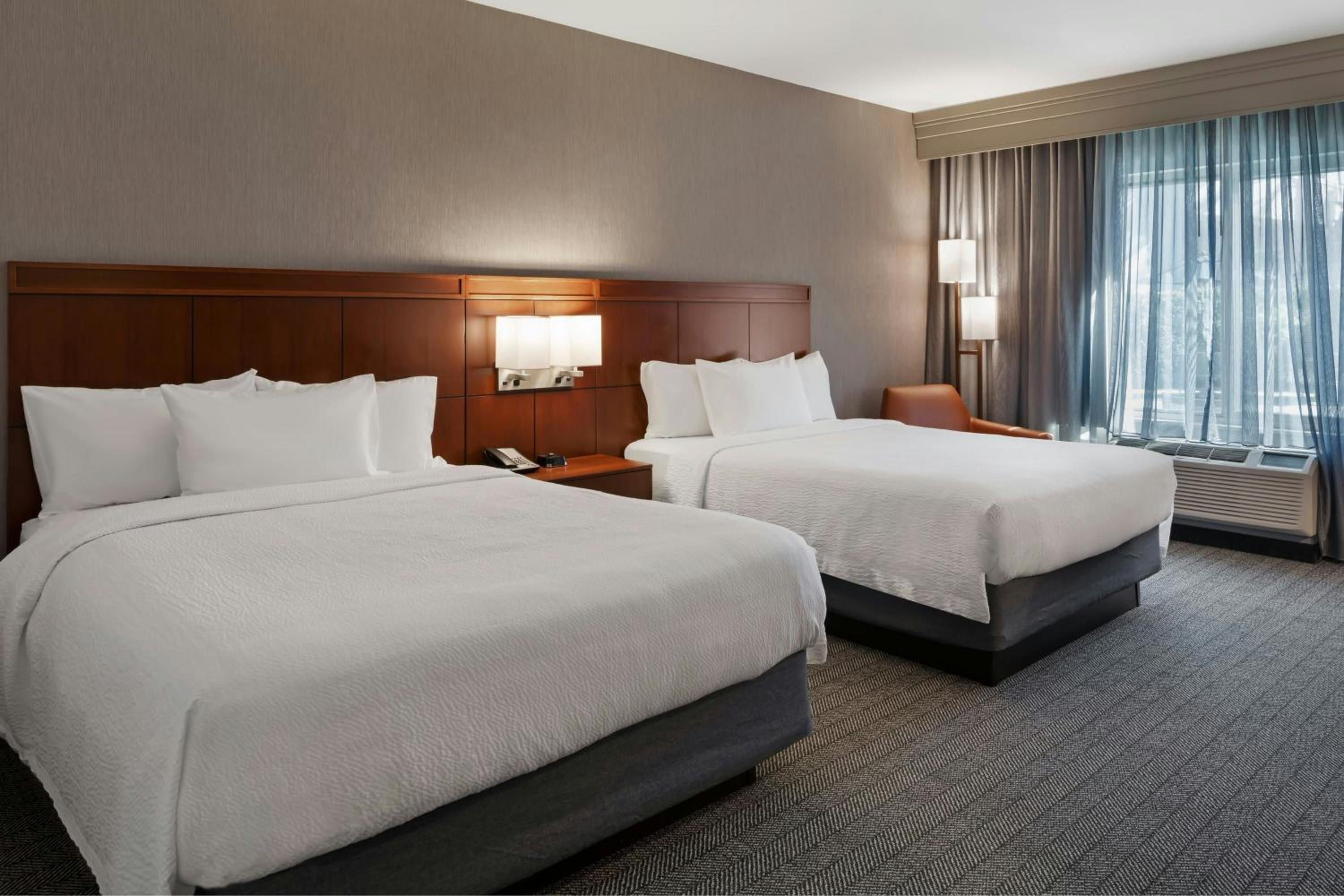 Room, 2 Queen Beds, Bathtub, Accessible