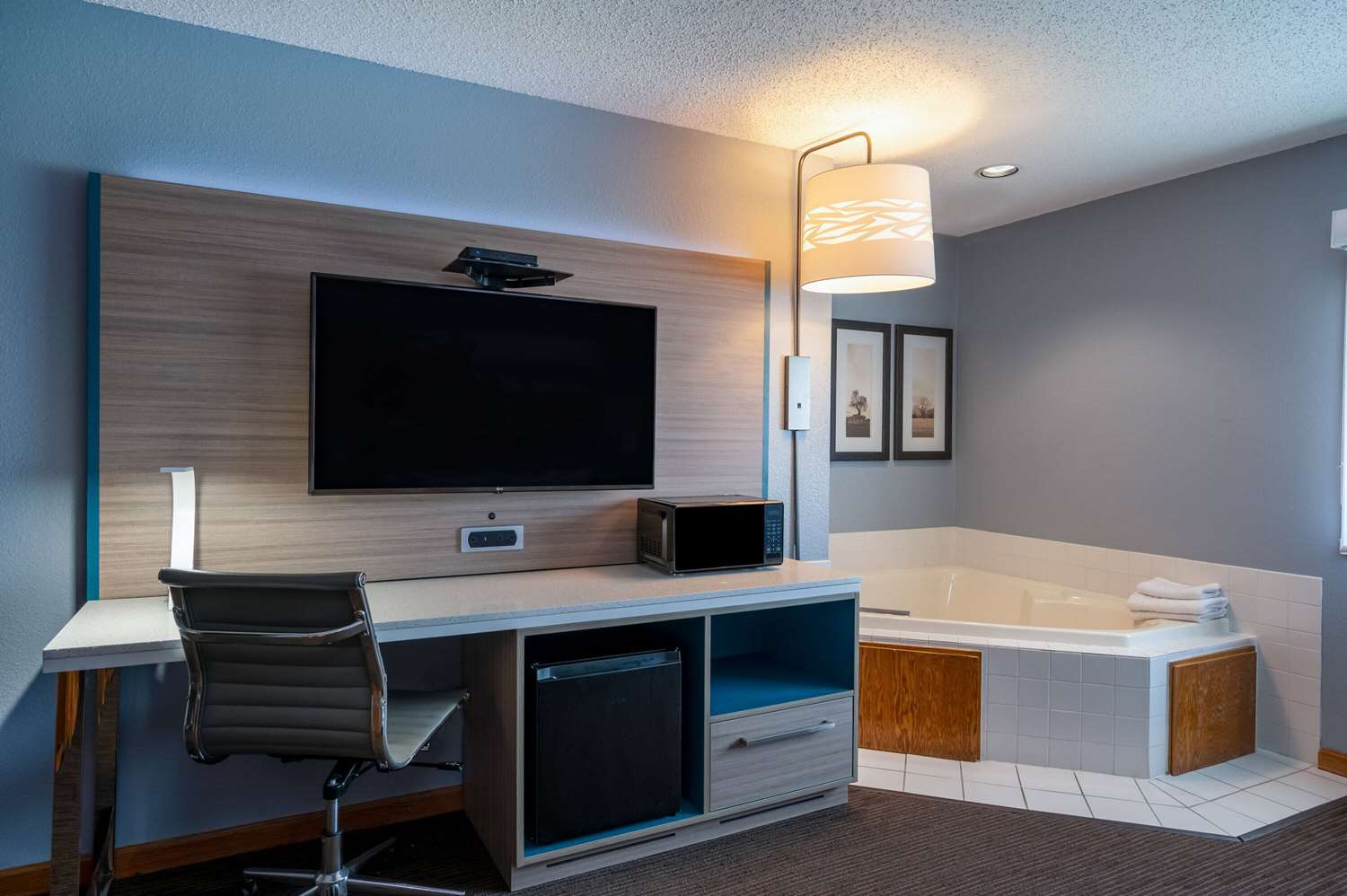 AmericInn by Wyndham Eau Claire 18/28