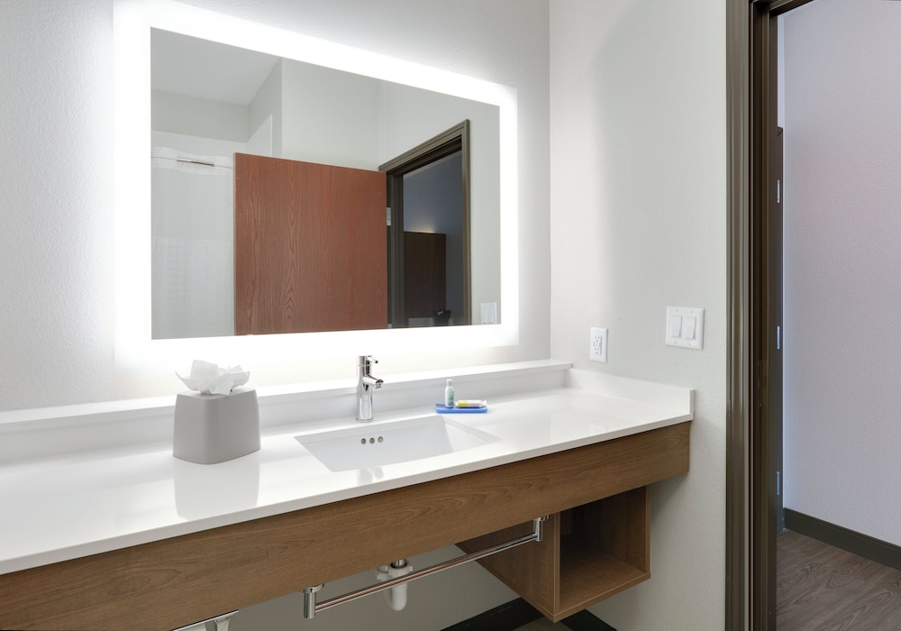Holiday Inn Express Hotel And Suites Denton Unt Twu 67/68