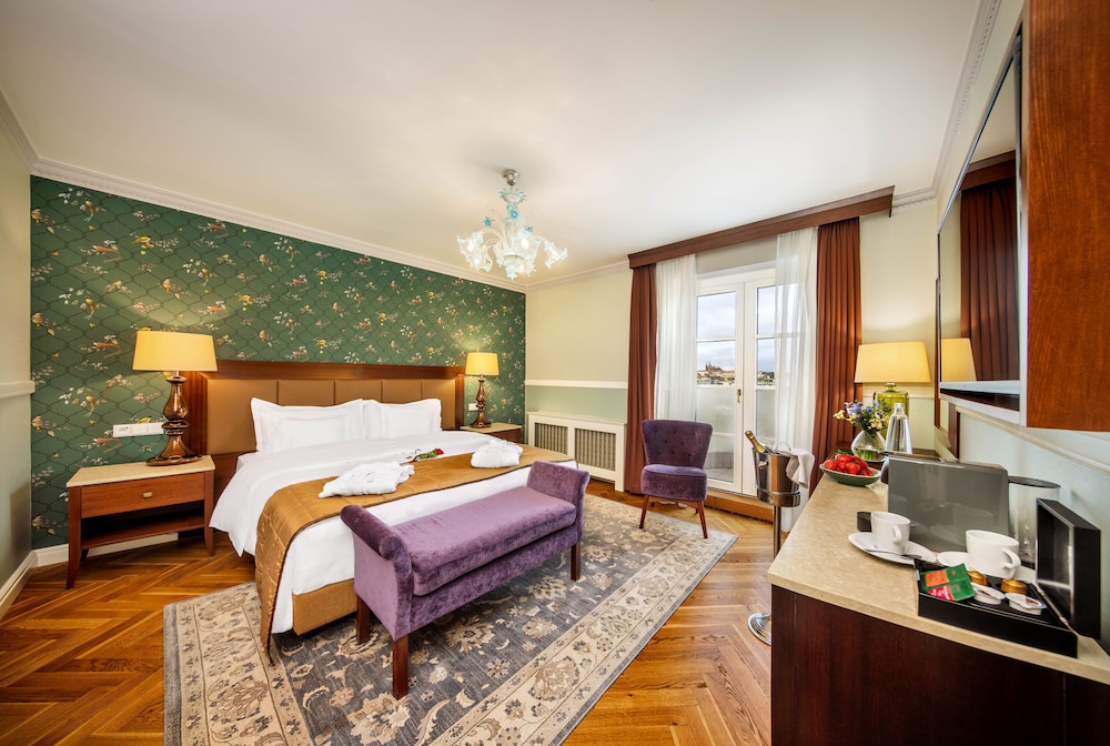 EXECUTIVE, DOUBLE BED