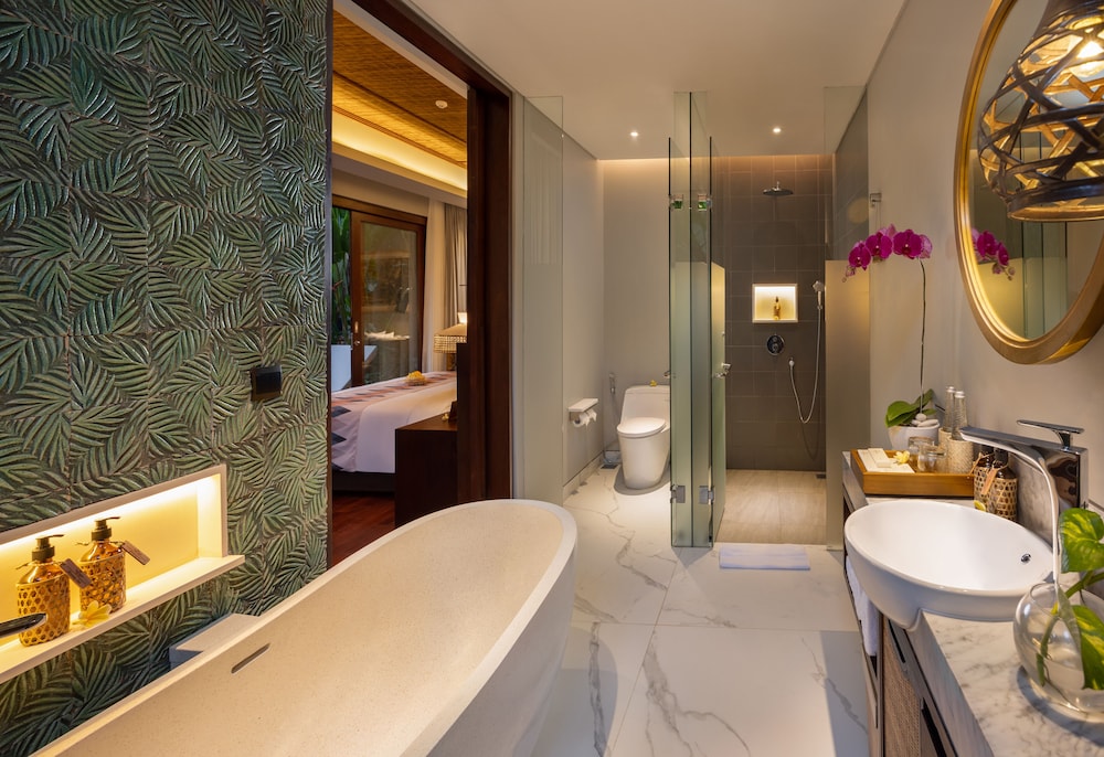 SUITE, WITH POOL