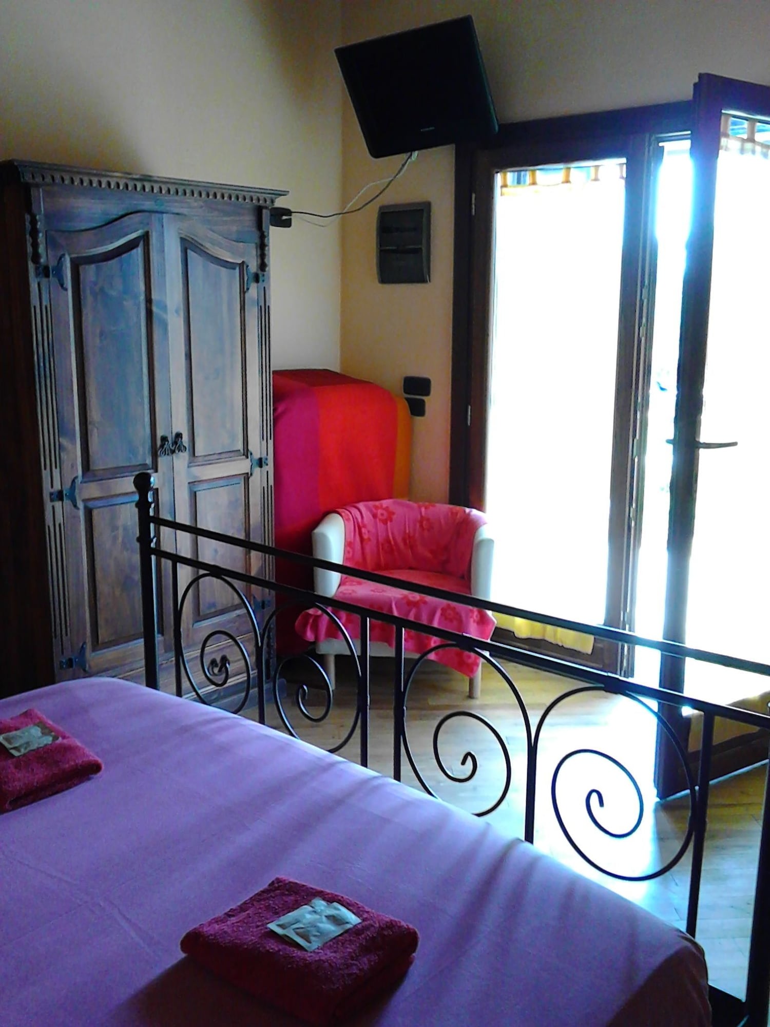 1 Double and 1 Single Bed