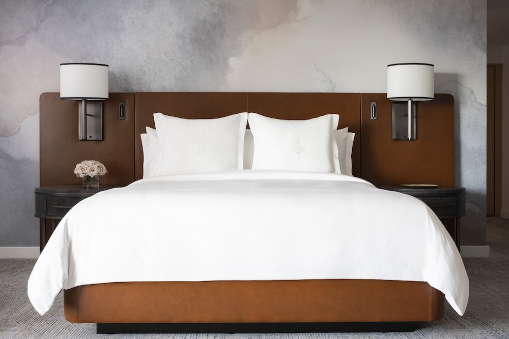 Suite, King Bed, Corner