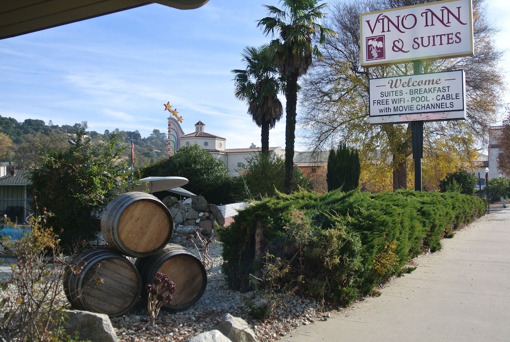 Vino Inn & Suites (ex Rancho Tee Motel) 55/63