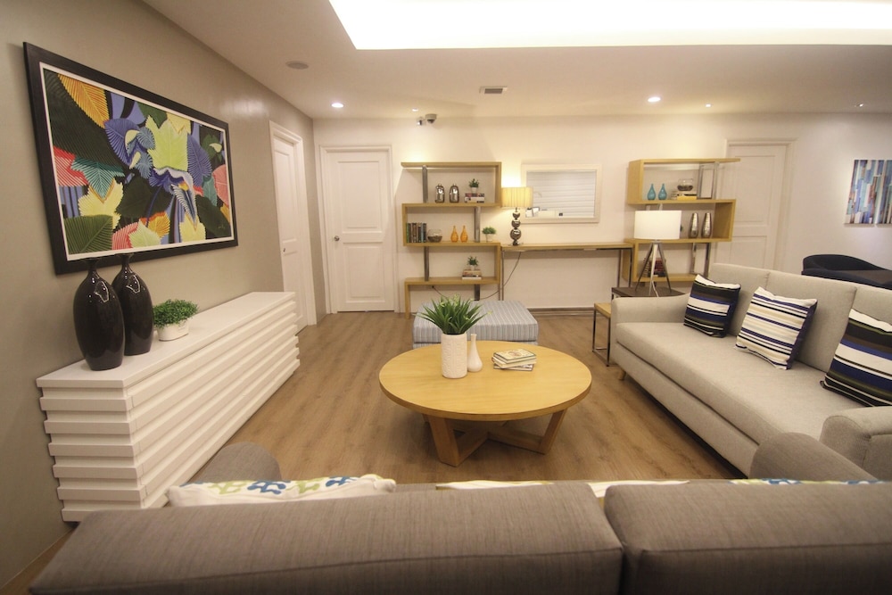 Bryan Condominium Suites 57/66