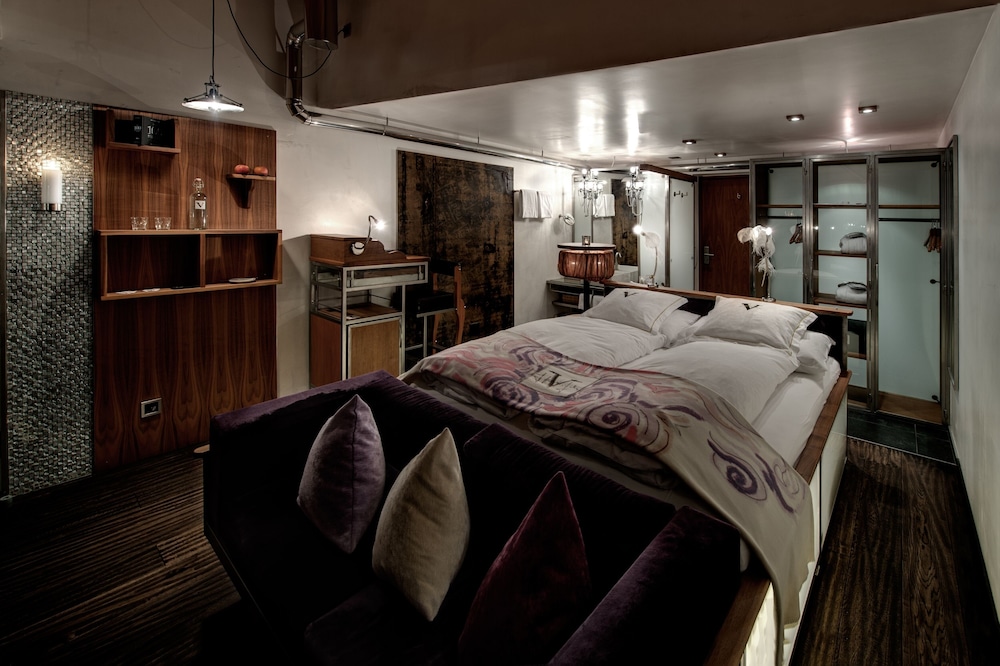 Backstage Hotel 16/48