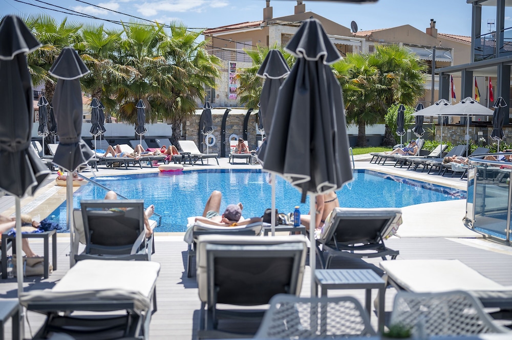Dionysos Hotel Suites 28/68