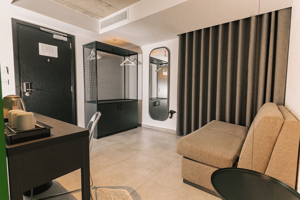 IKYK HOTEL 41/49