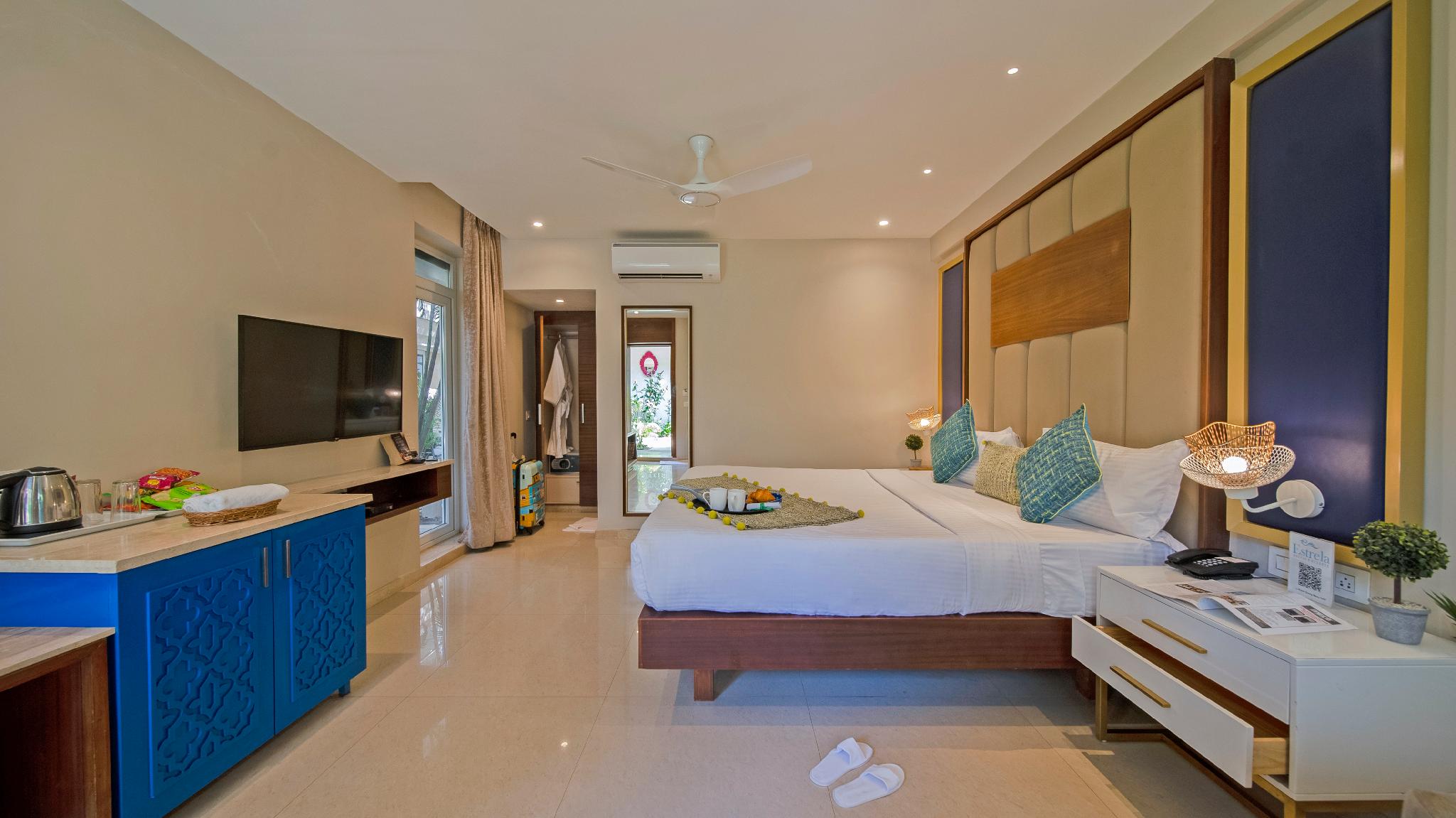 Club, Queen Bed