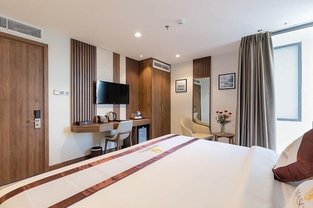 DELUXE, DOUBLE OR TWIN BED, CITY VIEW