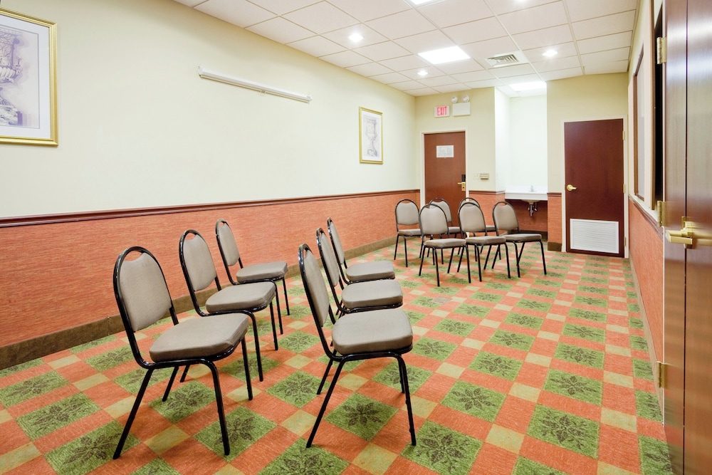 Holiday Inn Express Hotel Suites Quakertown 56/76