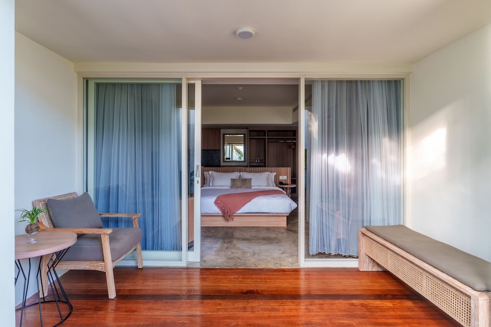 Ayom Suite 14/44