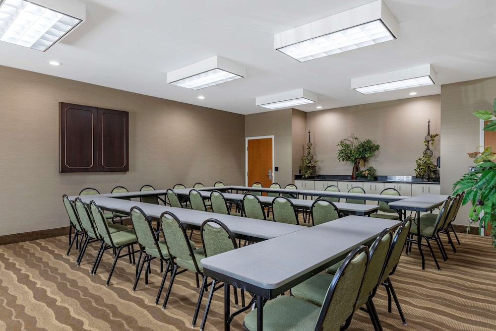 Comfort Inn & Suites Orangeburg 28/36