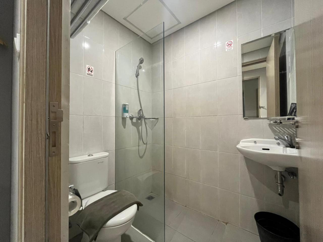 Front One Hotel Gresik 24/25