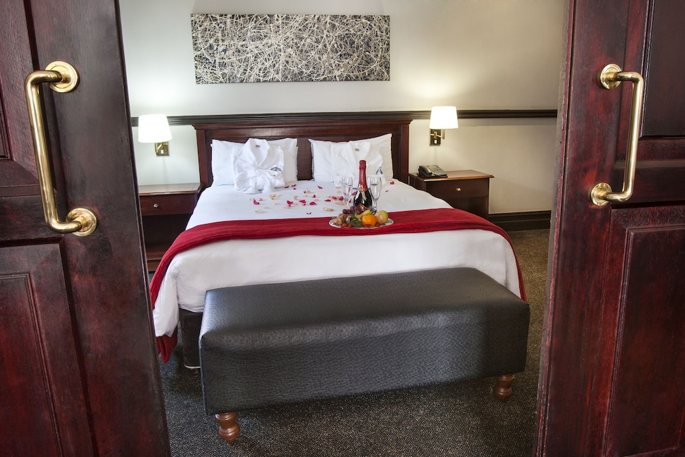 1 BEDROOM, SUITE, TWIN BEDS