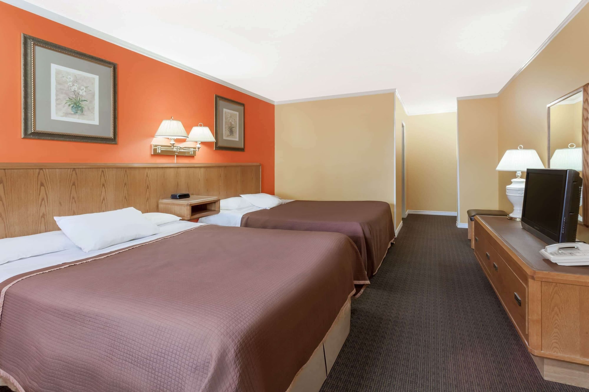 DELUXE, 2 QUEEN BEDS