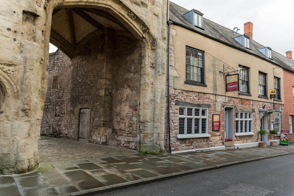 Ancient Gatehouse Hotel 44/50