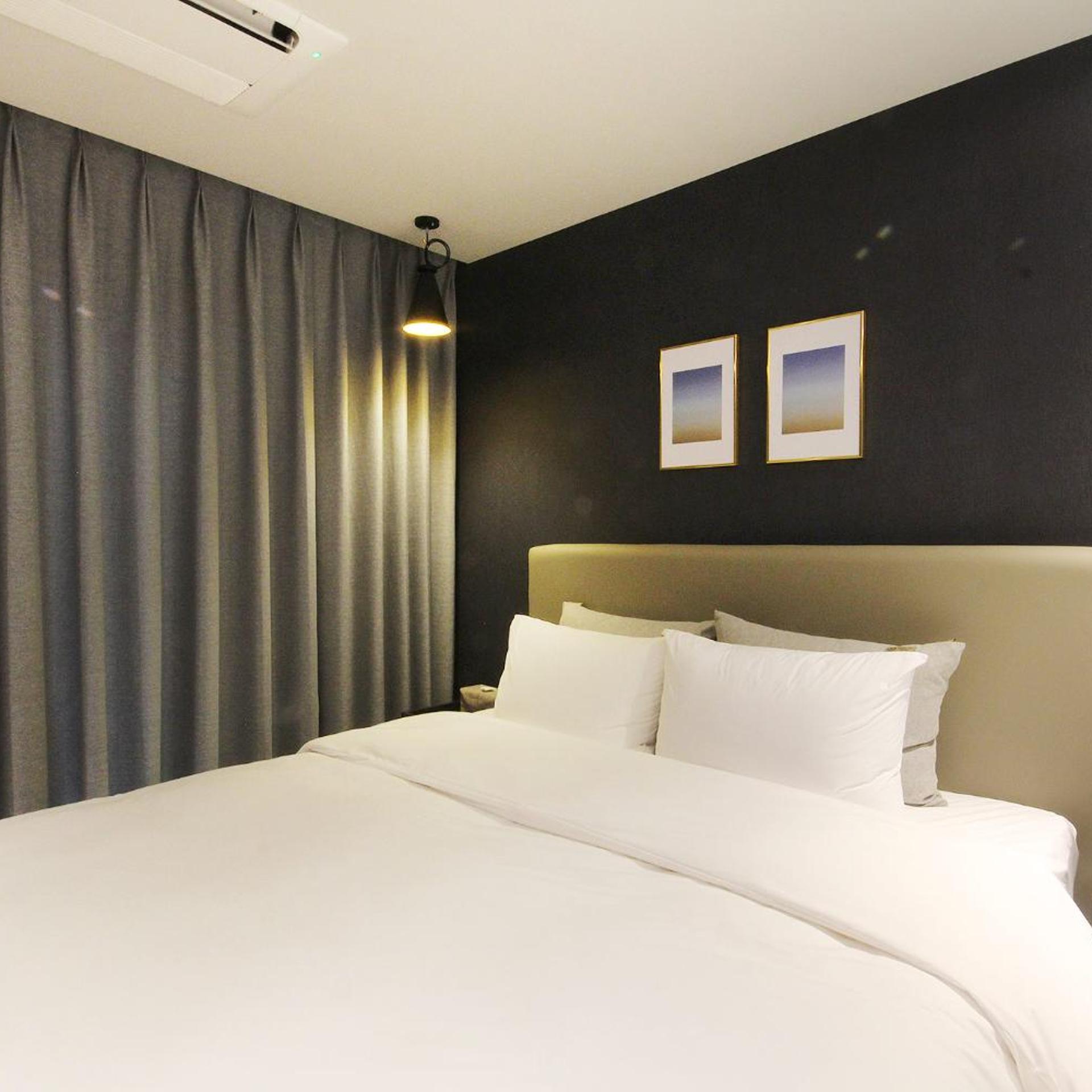 غرفة بسرير مزدوج بشرفة