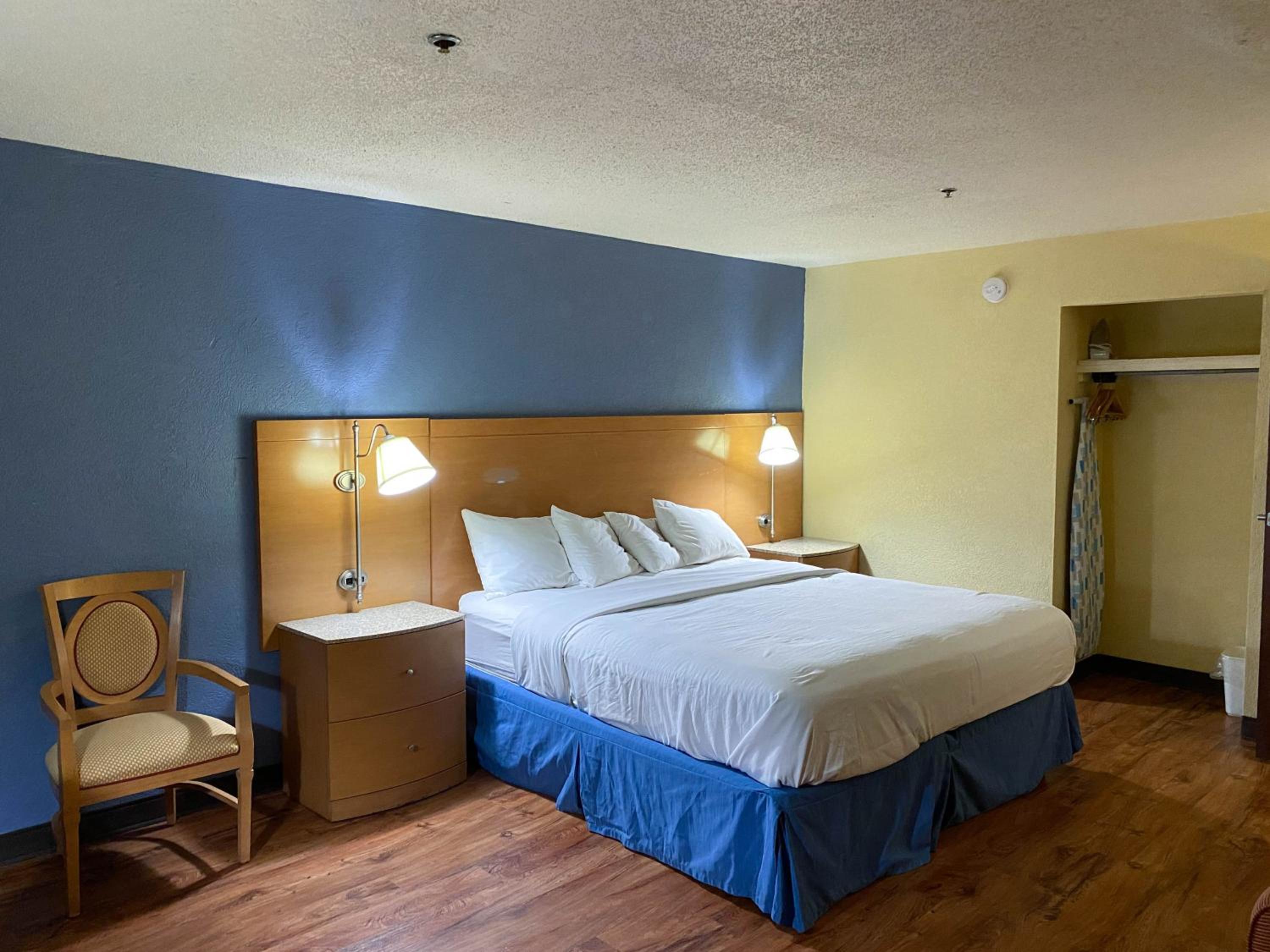 1 King Bed Non-Smoking, Micfridge