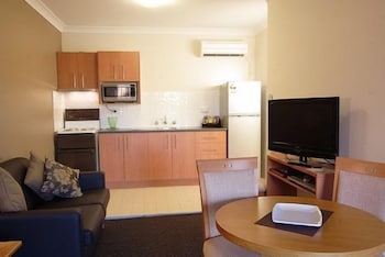 NARELLAN MOTOR INN 48/54