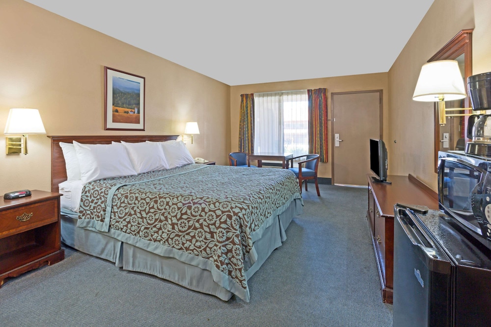 Days Inn by Wyndham Fontana / Rialto 10/34