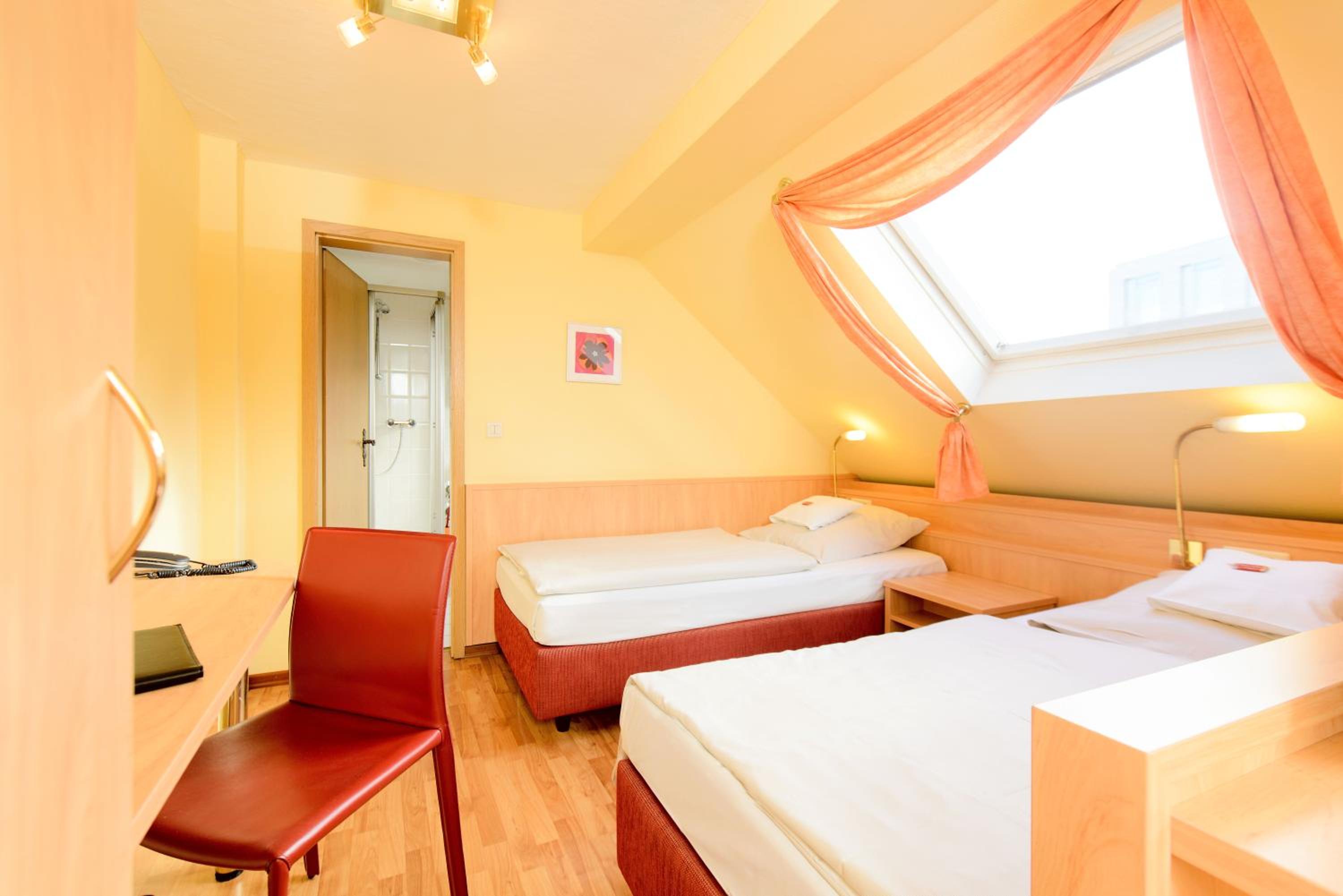 Room, Triple