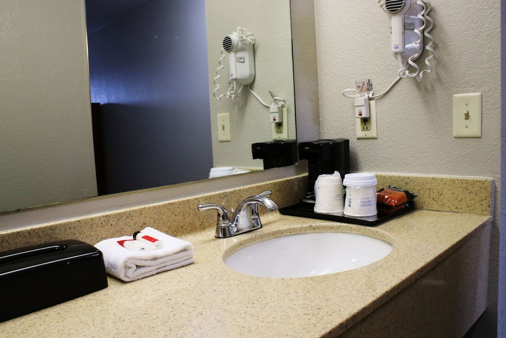 Days Inn Suites By Wyndham Bloomington Normal Il 37/45