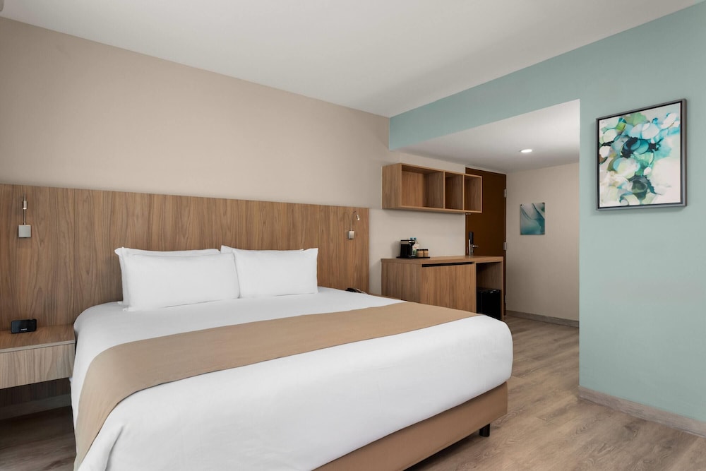 ROOM, KING BED