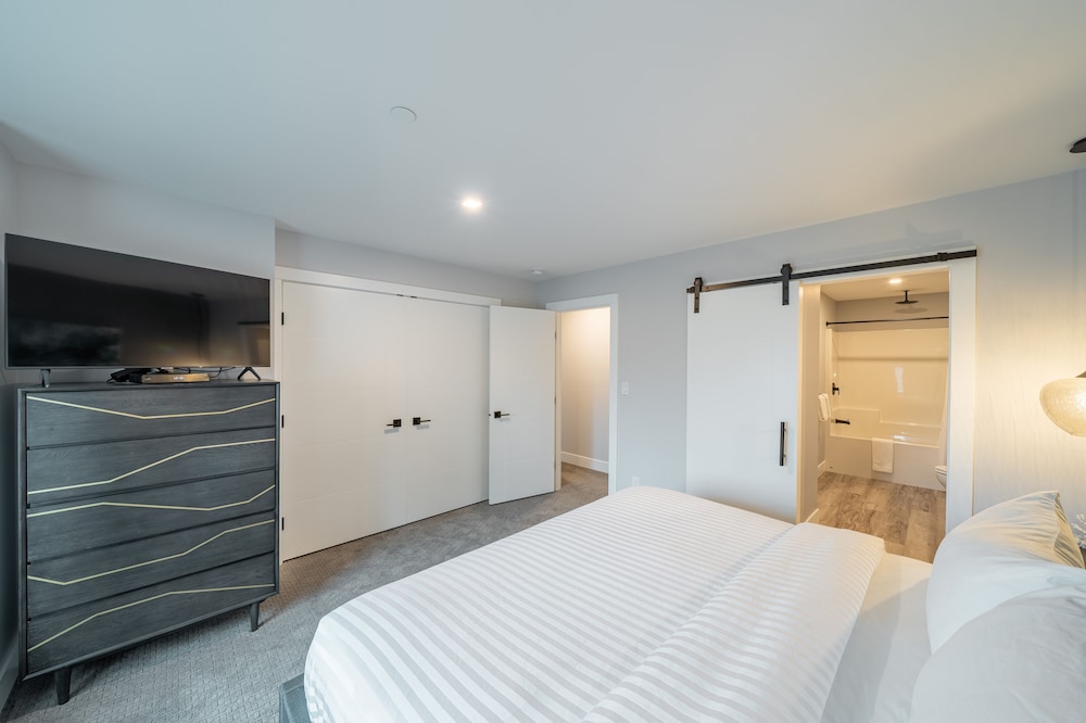 Sunrise Ridge Waterfront Resort 23/82