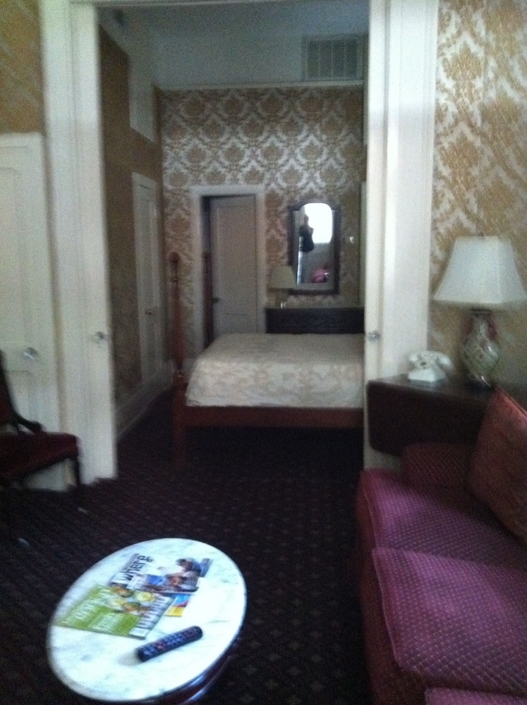 Nine O Five Royal Hotel 8/52