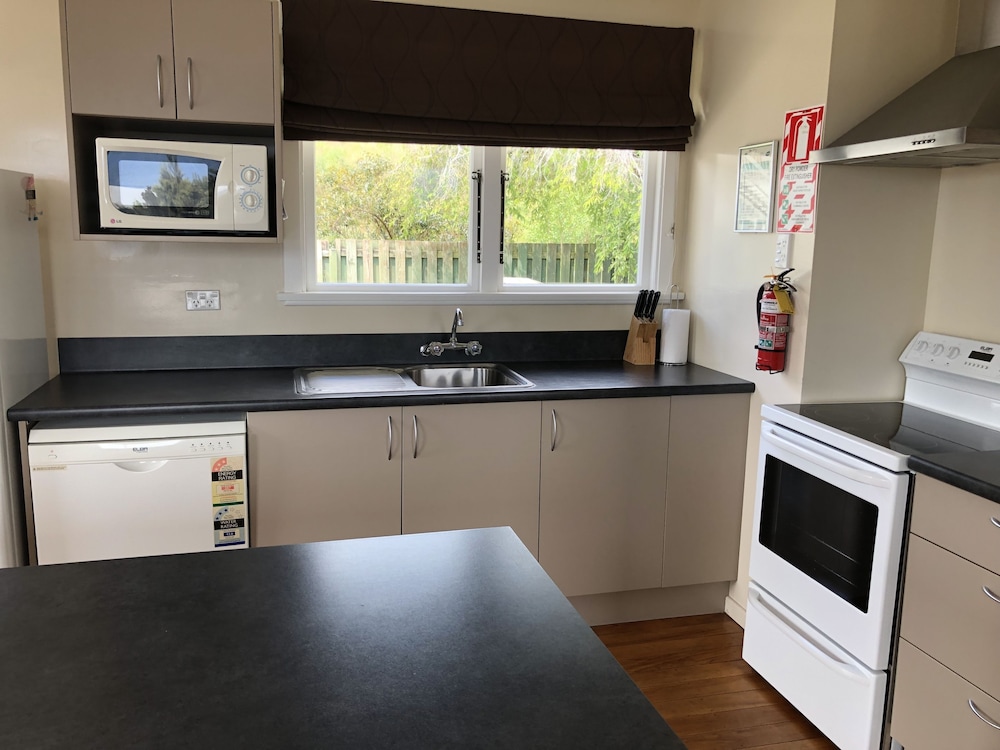 MANAPOURI LAKEVIEW MOTOR INN 4/69