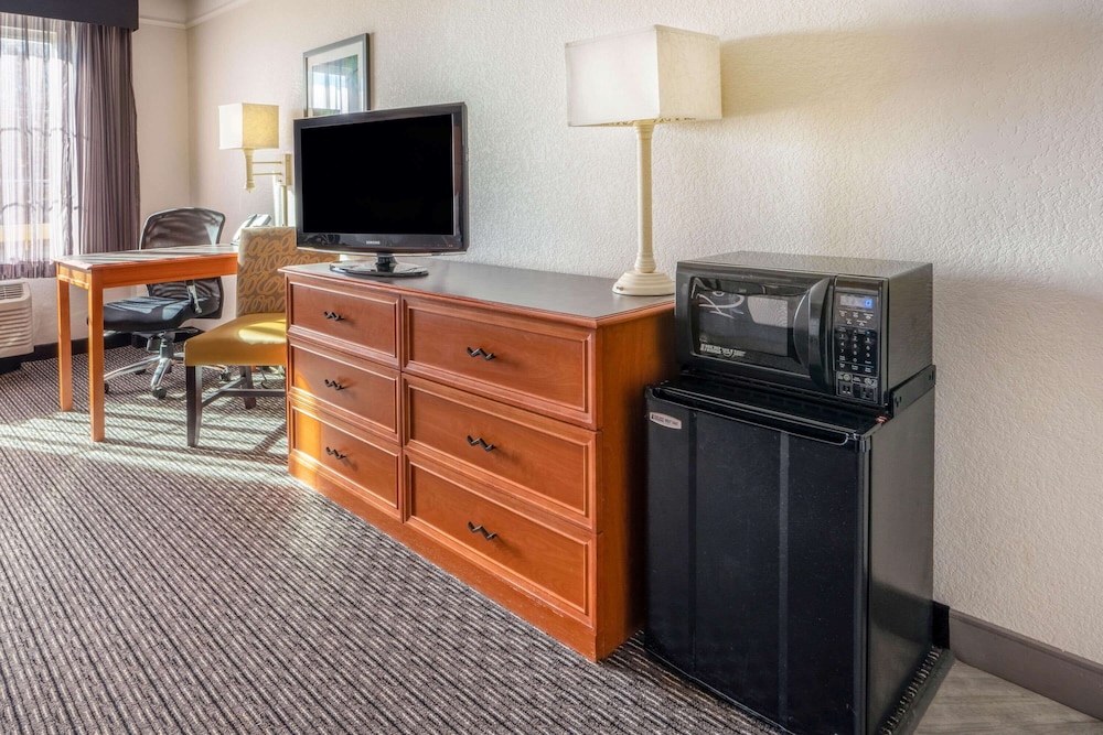 La Quinta Inn Suites Pueblo 37/48