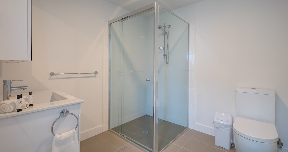 شقة بشرفة بغرفتي نوم، Annexe Apartments 3/3