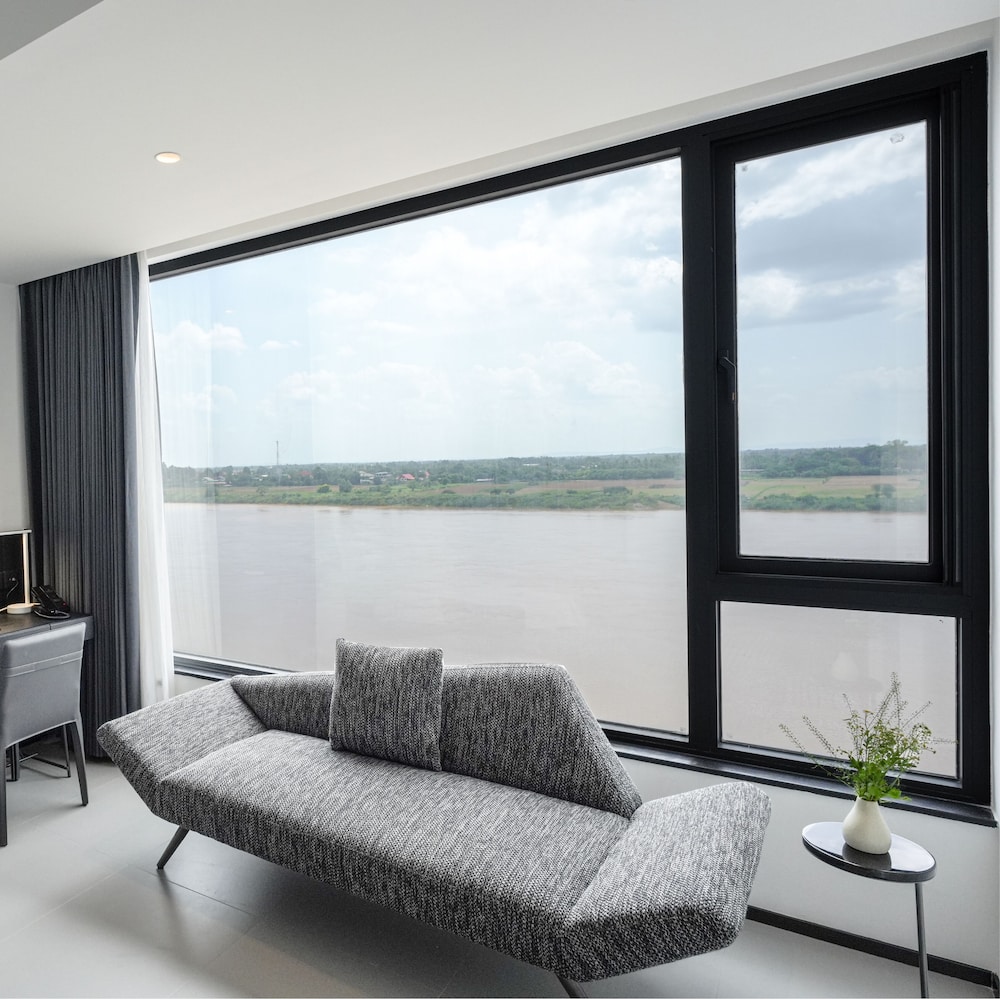 One Riviera Hotel and Residences 46/68