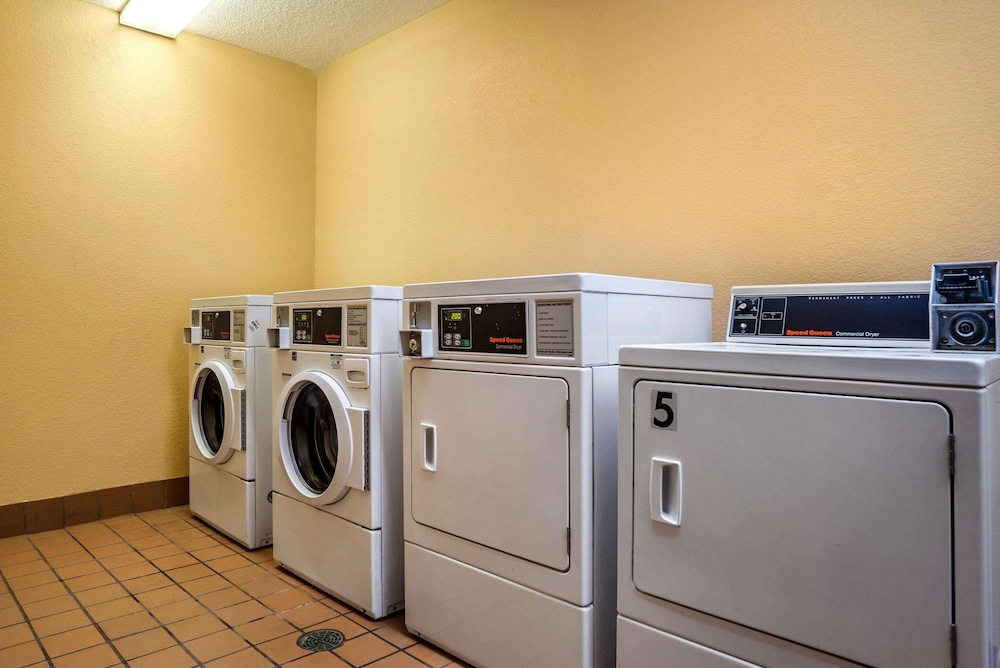 Econo Lodge Inn & Suites Foley-North Gulf Shores 24/40