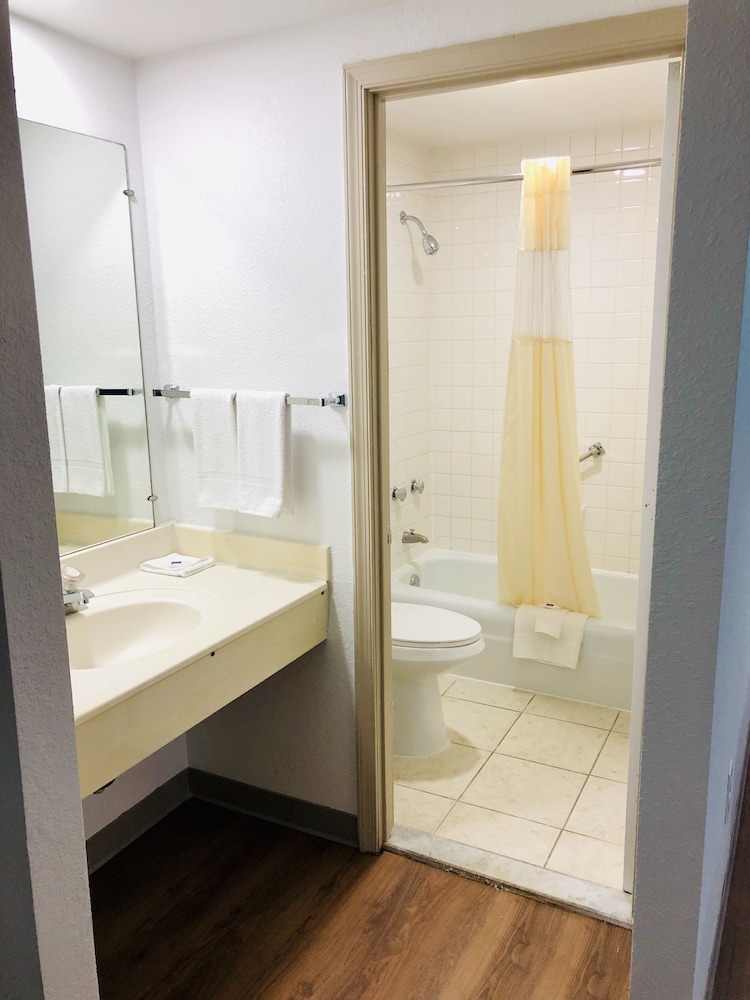 Motel6 Falls Church, VA - Arlington Boulevard 24/25