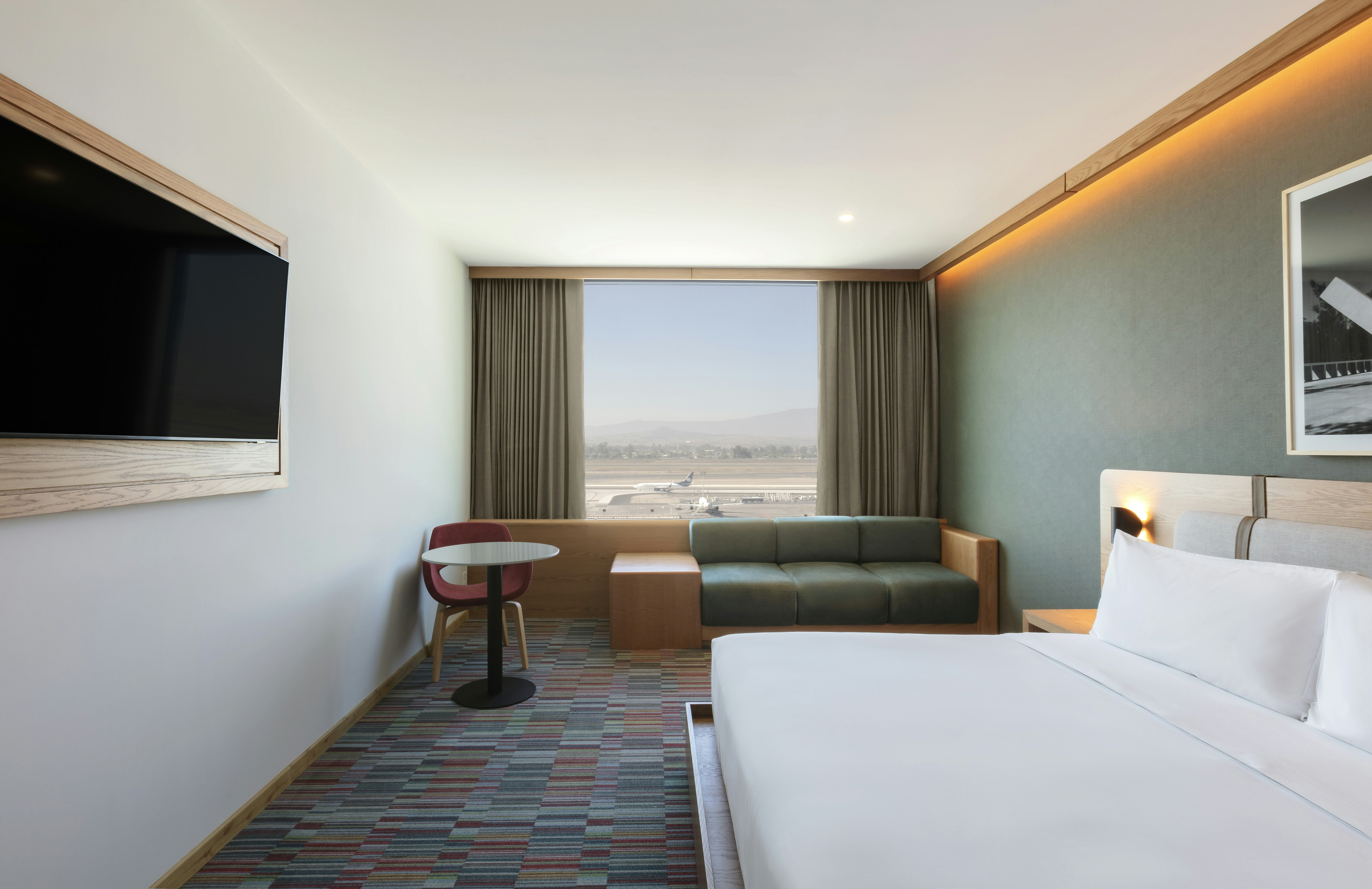 Room, King Bed, Airport View، Hilton Garden Inn Guadalajara Airport 2/4