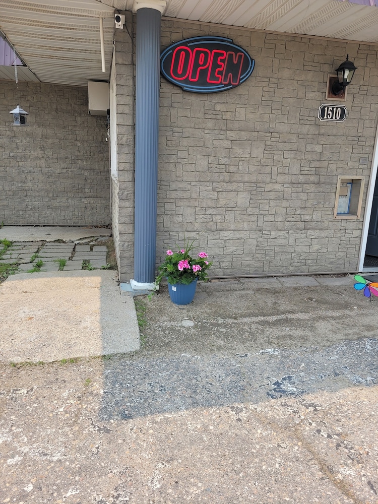 T-59 Motel Thief River Falls image