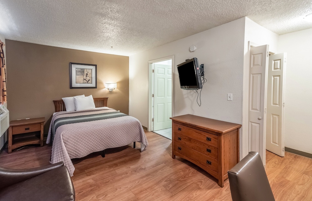HomeTowne Studios by Red Roof Orlando South 31/42