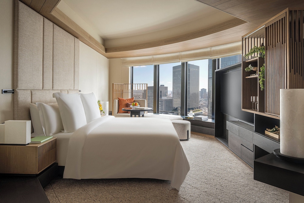 Four Seasons, King Bed, Corner