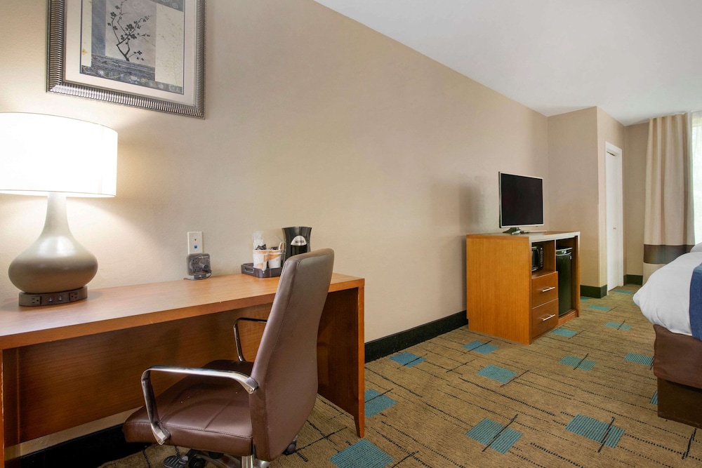 Comfort Suites Near McAs Beaufort 27/28