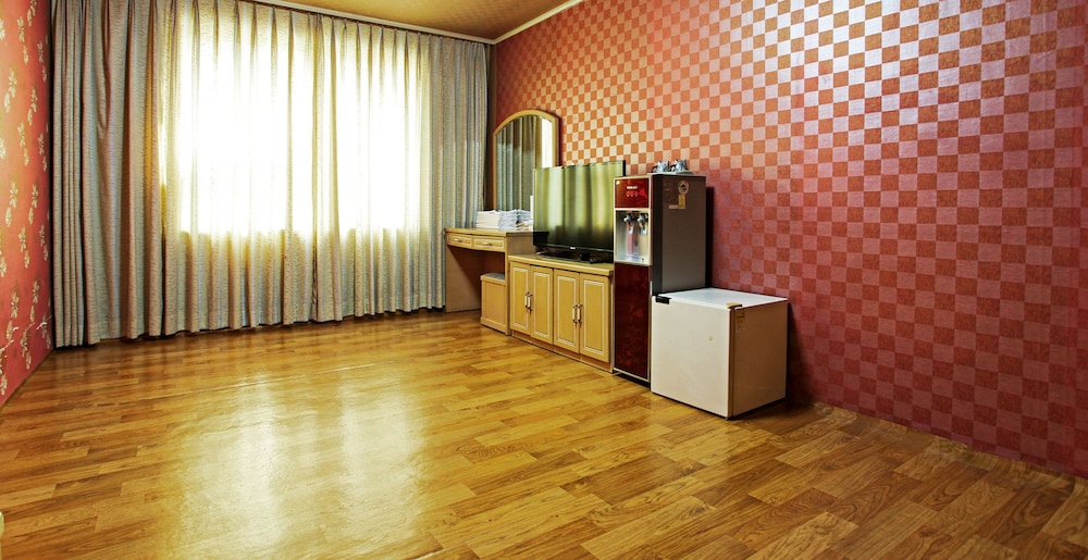 Emerald Hotel 20/26
