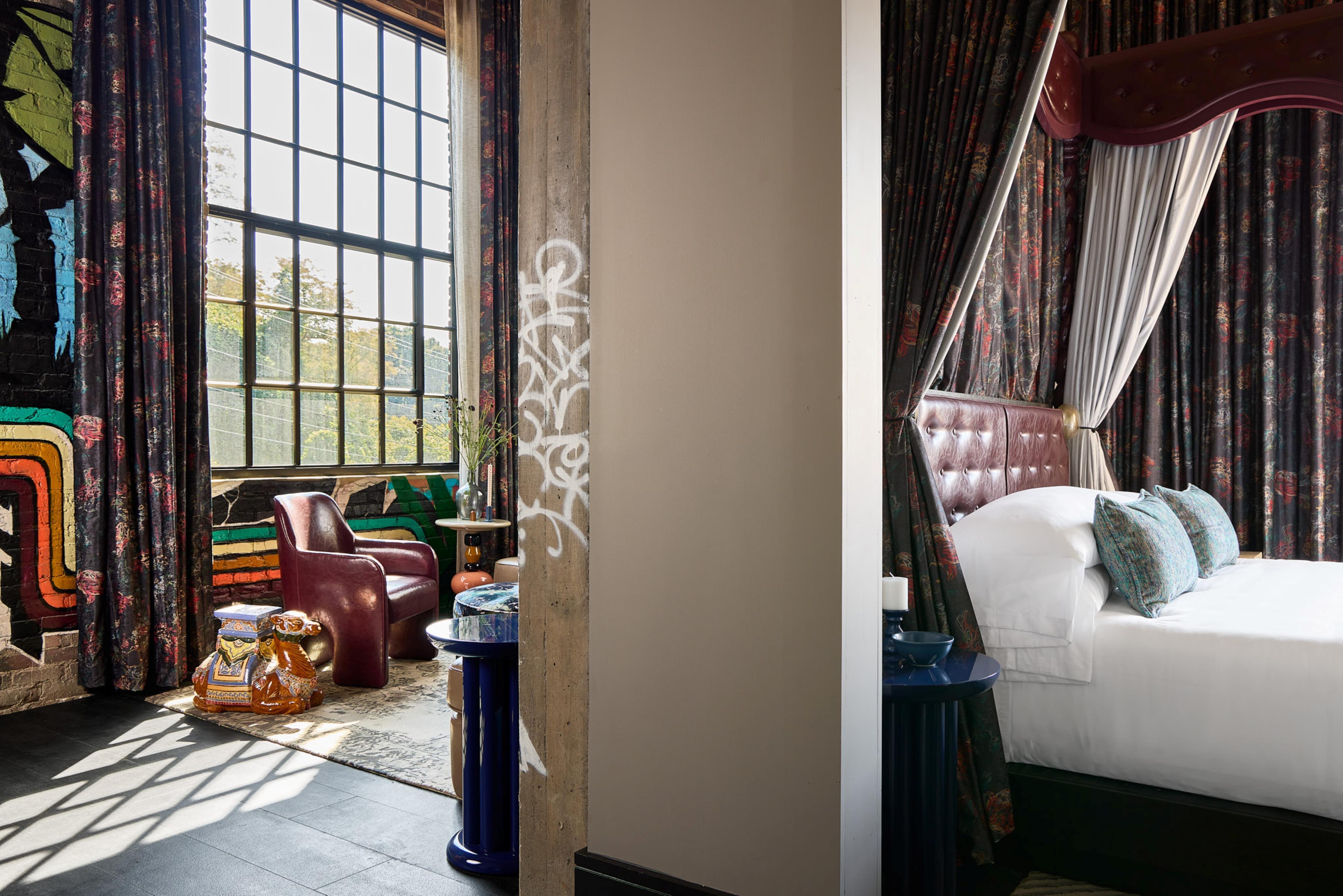 2 ROOMS, SUITE, KING BED, CORNER