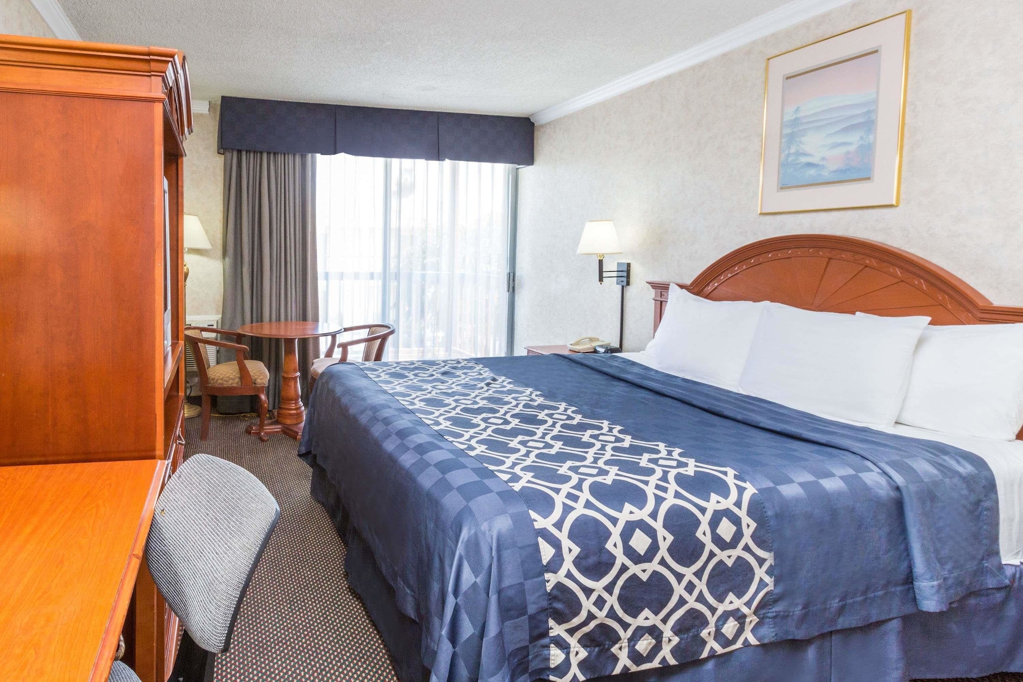 STANDARD, QUEEN BED