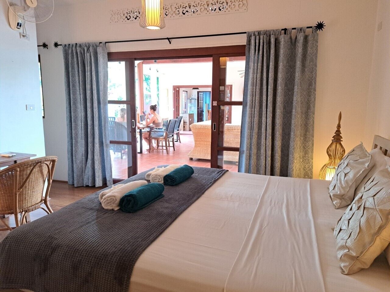 ROMANTIC, KING BED