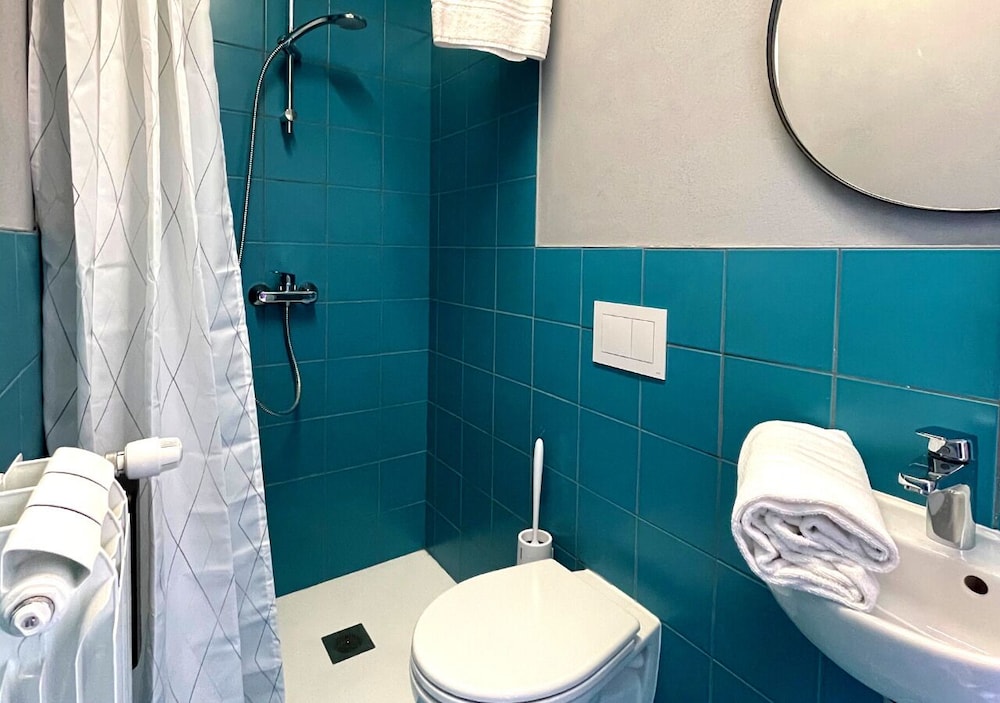سكن مشترك مختلط بأربعة أسرّة وسريرين منفصلين بحمام مشترك، Hotello Trieste 2/3