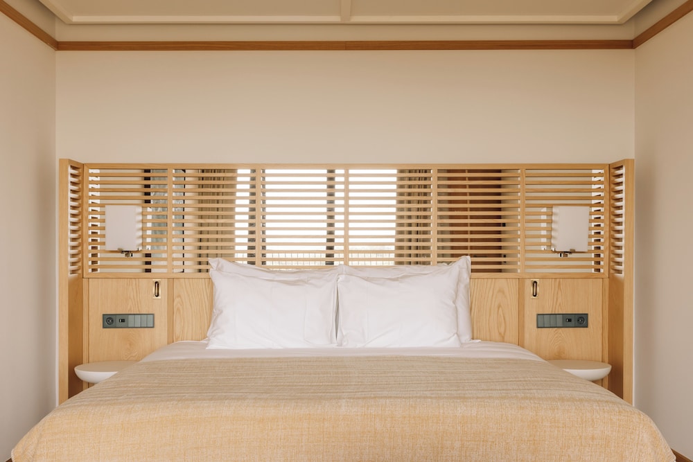 Master, Suite, King Bed, Garden View