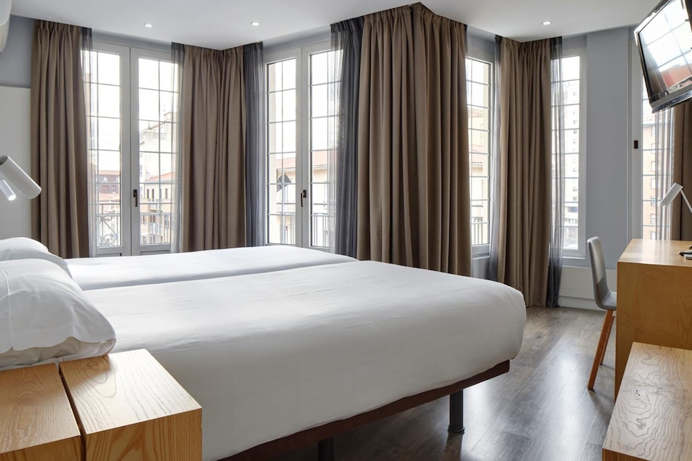 HOTEL AVENIDA(aka Husa Avenida) 35/52