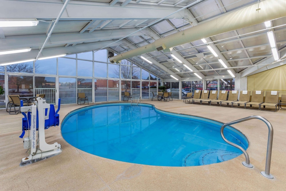 La Quinta Inn Suites Rockford 9/54